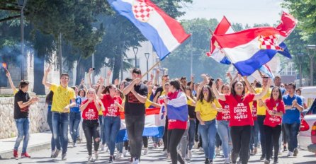 Srednjoškolci obilježili maturu na skandalozan način: Slavili sa zastavama ''Herceg-Bosne''