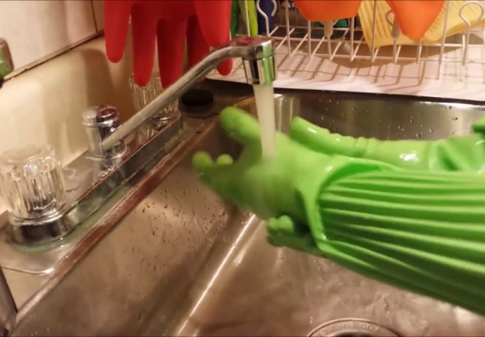 Evo zbog čega morate nositi rukavice dok perete suđe, važno je!
