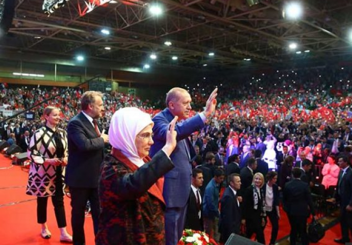 IZNENAĐENJE ZA SVE: Nakon što je Izetbegović poklonio Erdoganu sliku s arapskim pismom, evo ko se pojavio