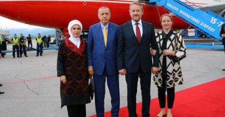 Erdogan je završio današnju posjetu BiH: Ispratili su ga predsjedavajući Predsjedništva BiH  Bakir Izetbegović i njegova supruga