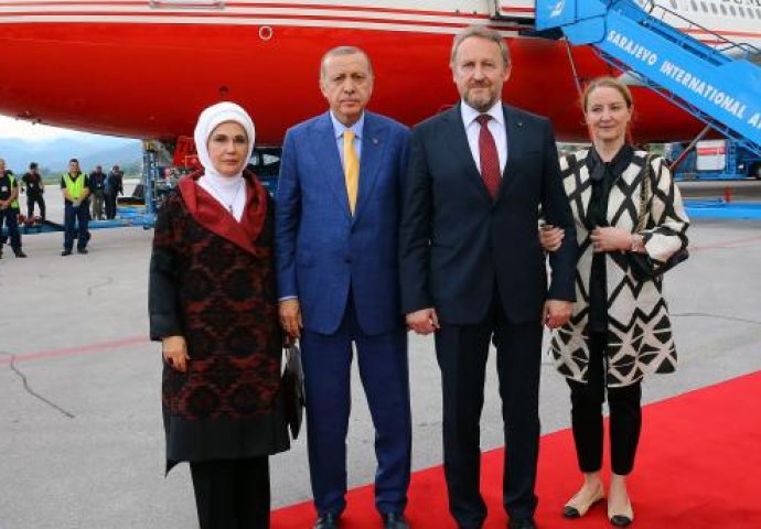 Erdogan je završio današnju posjetu BiH: Ispratili su ga predsjedavajući Predsjedništva BiH  Bakir Izetbegović i njegova supruga