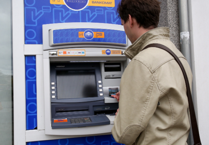 OVOG SE TREBA BOJATI: Možete li da uočite kameru koju lopovi koriste na bankomatu?