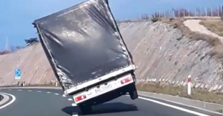 Upozorenje za vozače: Na Jadranskoj magistrali zabrananjen je promet za ova vozila zbog bure