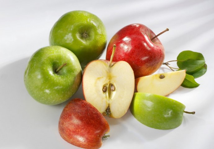GENIJALAN TRIK: Evo kako da vam voće više nikada ne propada kada ga isiječete