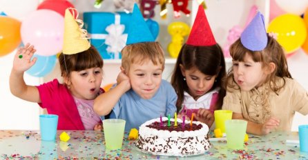 "FUJ, OVO JE PONIŽENJE, SAD BIH JOJ VRATILA KESU": Pravila je sinu 1. rođendan, a kad je vidjela POKLON OD KOMŠINICE, DOŠLO JOJ ZLO!