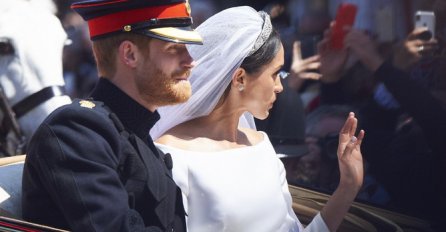 MEGHAN JE U GOMILI UGLEDALA OVU OSOBU I ODMAH VRISNULA: Uplašila je čak i Harrija (VIDEO)