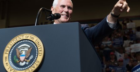 PENCE UPOZORIO:  Sjeverna Koreja bi mogla iskusiti sudbinu Libije
