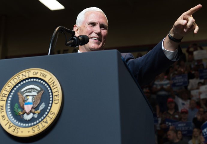 PENCE UPOZORIO:  Sjeverna Koreja bi mogla iskusiti sudbinu Libije