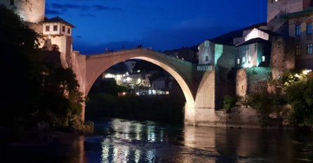 SIMBOLIČAN POČETAK KAMPANJE: Mostarski studenti osvijetlili Stari most, simbol svoga grada