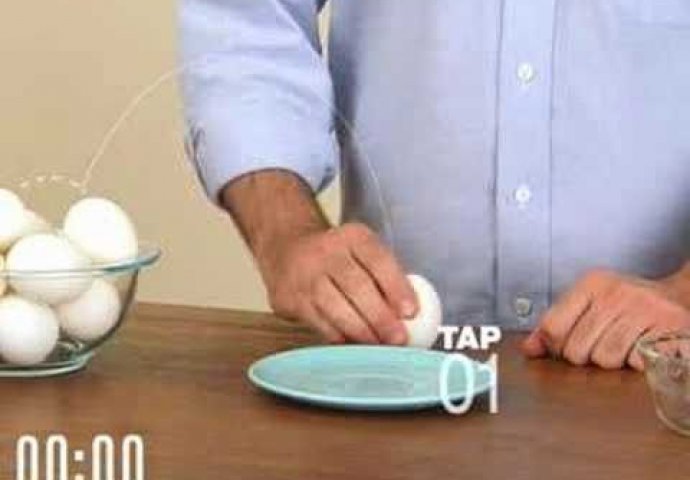 RIJEŠITE SE MUKA ZAUVIJEK: Uvježbajte ovaj GENIJALAN trik guljenja kuhanih jaja  (VIDEO) 
