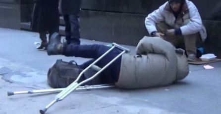 Čovjek sa štakama se srušio na ulici, a evo ko mu je jedini pomogao (VIDEO)