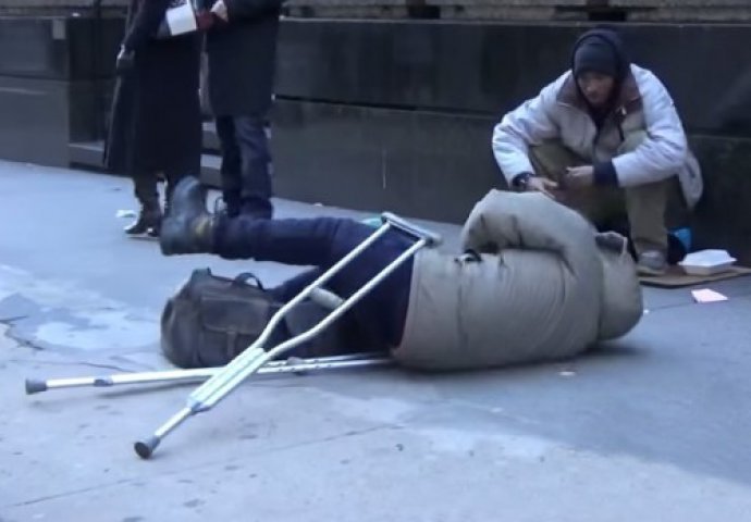 Čovjek sa štakama se srušio na ulici, a evo ko mu je jedini pomogao (VIDEO)