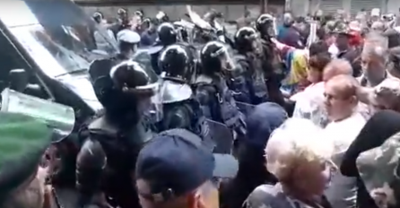 NAPETO ISPRED PARLAMENTA FBIH: Borci se pogurali sa policajcima ispred zgrade Parlamenta FBiH (VIDEO)