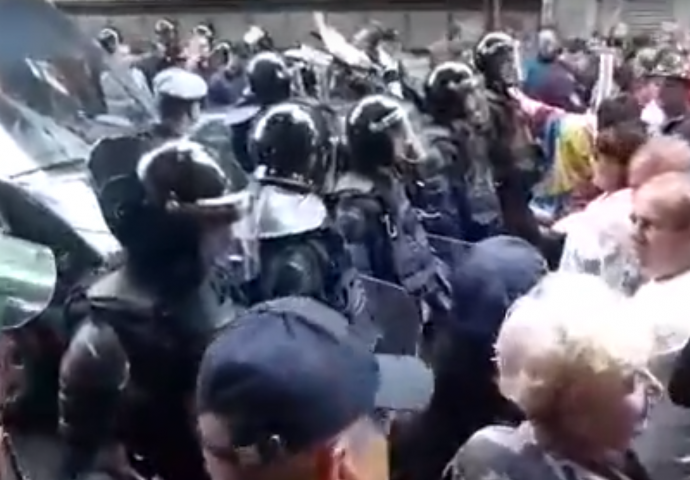 NAPETO ISPRED PARLAMENTA FBIH: Borci se pogurali sa policajcima ispred zgrade Parlamenta FBiH (VIDEO)