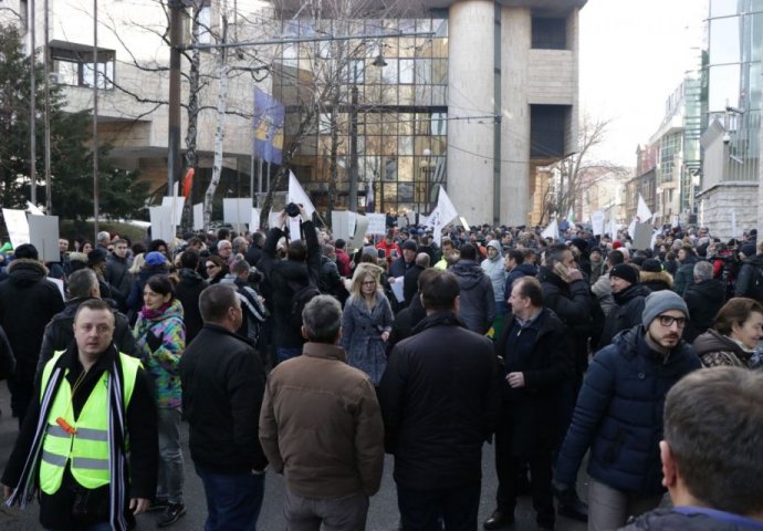 Šest sati traje protest boraca ispred Parlamenta Federacije BiH