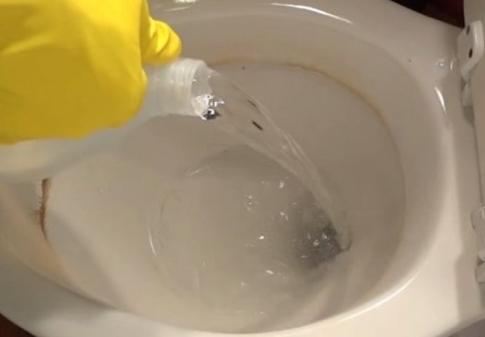 ZABORAVIT ĆETE HEMIKALIJE: Očistite WC šolju jednim sastojkom koji sigurno imate u kuhinji!