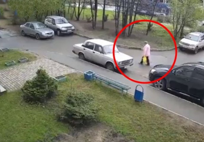 Nadzorna kamera snimila nevjerovatnu scenu u Rusiji: Pogledajte šta se dogodilo ovoj starici koja se vraćala iz kupovine! 