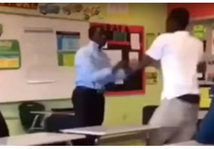 Učenik je napao profesora i udario ga bokserom u glavu. Njegov odgovor šokirao je sve u učionici! (VIDEO)