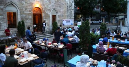 Beograd: U Bajrakli džamiji podjeljeni ramazanski prehrambeni paketi