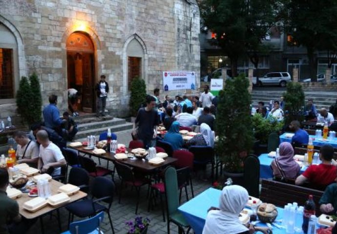 Beograd: U Bajrakli džamiji podjeljeni ramazanski prehrambeni paketi