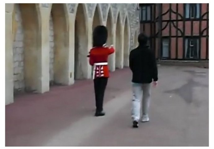 Turista je dosađivao i izazivao stražara Kraljičine garde, a onda je uradio jednu pravo GLUPU stvar!
