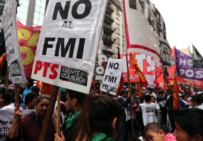 KRIVE ZA GA NEVOLJE I NEIMAŠTINU: Hiljade Argentinaca na ulicama, protiv pregovora sa MMF-om
