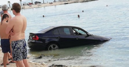 LUKSUZNI AUTOMOBIL ZAVRŠIO U MORU: Svi se šale na račun vozača crnog BMW-a