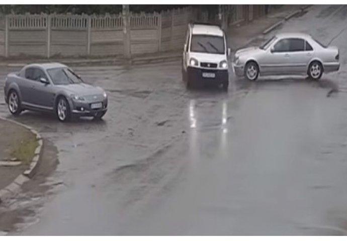 Nakon što se na raskrsnici u njegov kombi zabio Mercedes, uslijedila je scena koja se ne viđa ni u filmovima! 