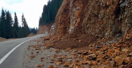 STANJE NA PUTEVIMA: Mjestimično vlažan kolovoz i jutarnja magla, mogući sitniji odroni zemlje ili kamenja