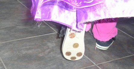 Zalijepila je obične novčiće na cipele svoje kćerke: Ni u snu nije pomislila da će se ovo dogoditi njenoj malenoj djevojčici
