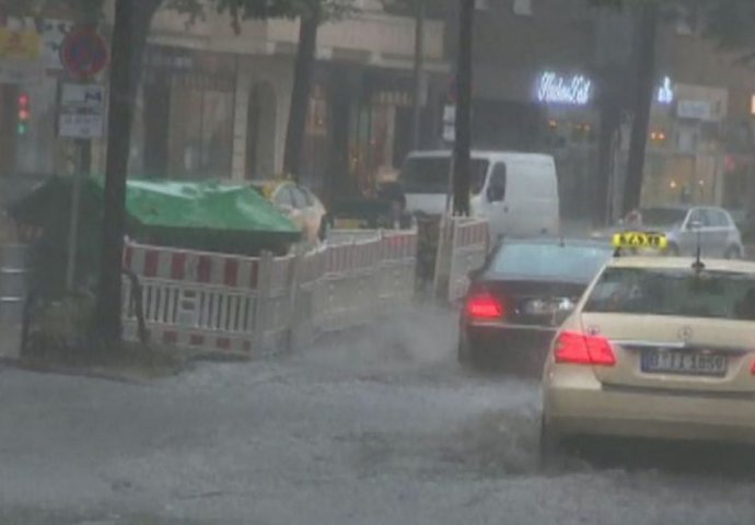 SNAŽNO NEVRIJEME POGODILO NJEMAČKU: Haos u više gradova, kiša poplavila podrume i ulice - Voda nosi auta
