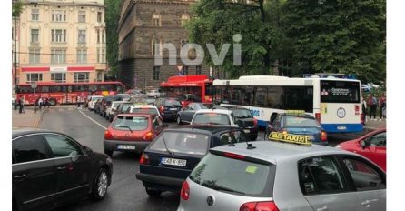 SARAJEVO NAKON NEVREMENA: Potpuni saobraćajni kolaps (FOTO) 