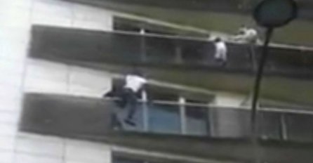 NEVJEROVATNO: Dok mu je migrant spašavao dijete, pogledajte šta je otac radio!