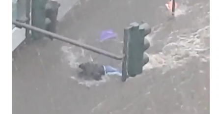 IMA LI KRAJA VELIKOM NEVREMENU: Voda ruši zgrade i kuće, nosi ljude po ulicama, evo gdje je najgore bilo