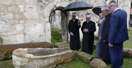 Reis Kavazović posjetio lokaciju ruševine Sultan Sulejmanove džamije u Jajcu