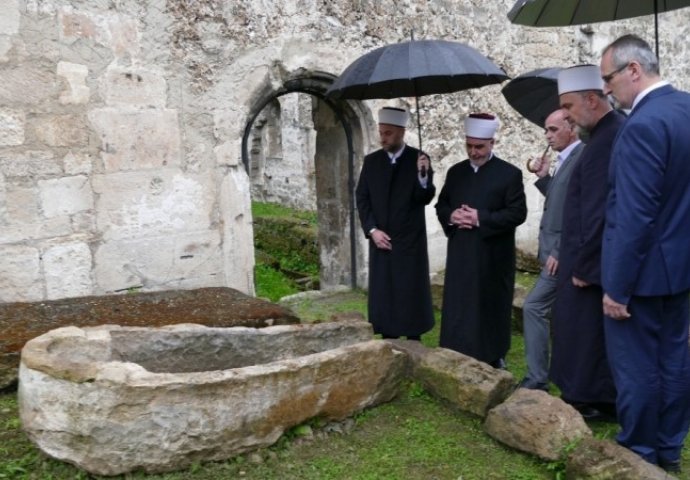 Reis Kavazović posjetio lokaciju ruševine Sultan Sulejmanove džamije u Jajcu