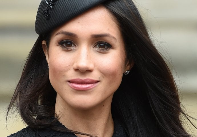 IMA LI KRAJA BIZARNOSTIMA? Pogledajte šta rade djevojke da bi ličile na Meghan Markle!