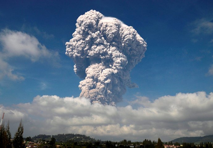 Snažne erupcije dva vulkana u Indoneziji