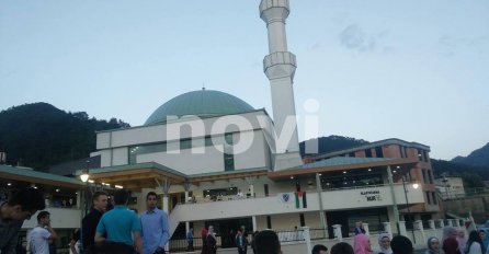 GLAVNI IMAM ODUŠEVLJEN BROJEM MLADIH: U Konjicu ispred Gradske džamije održan zajednički iftar