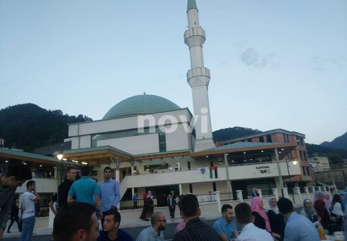 GLAVNI IMAM ODUŠEVLJEN BROJEM MLADIH: U Konjicu ispred Gradske džamije održan zajednički iftar
