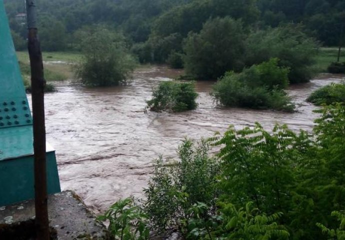 SRBIJA: Voda napravila haos u gradu, probila zid i poplavila kuće
