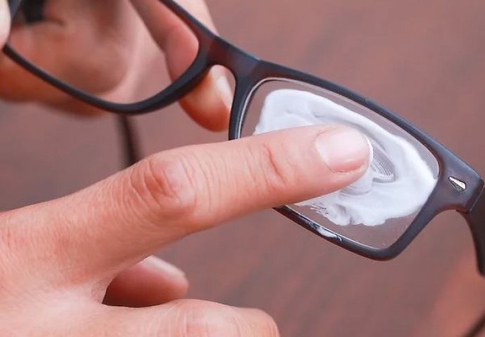 9 jednostavnih načina za uklanjanje ogrebotina na staklima naočara