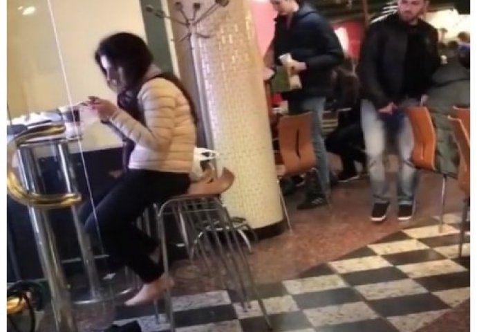 Dok je sjedila u kafiću ispala joj cipela, a slučajni prolaznik je to iskoristio (VIDEO)