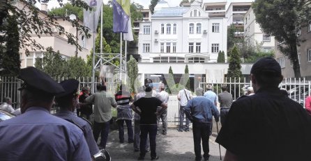 TRAŽE SVOJA PRAVA: Radnici "Hidrogradnje" protestovali ispred Centrale SDA  (FOTO) 