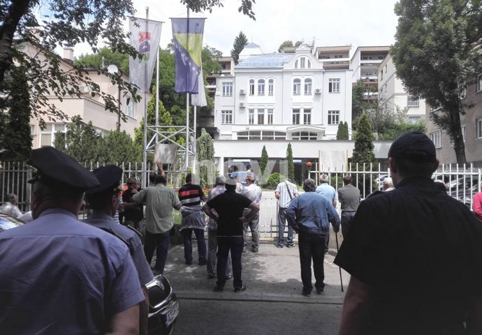 TRAŽE SVOJA PRAVA: Radnici "Hidrogradnje" protestovali ispred Centrale SDA  (FOTO) 