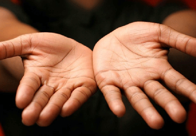 "Jedna starija vidovita Romkinja ulazi u trgovinu..."