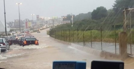 ISTRA: Bujica blokirala autocestu, auti zarobljeni u vodi