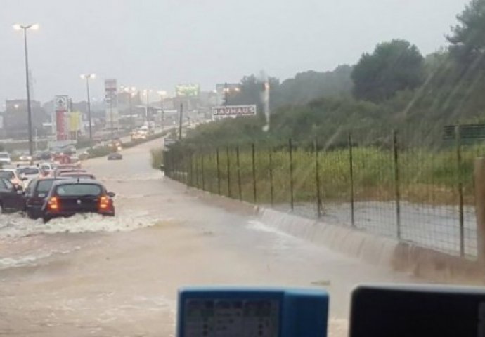 ISTRA: Bujica blokirala autocestu, auti zarobljeni u vodi