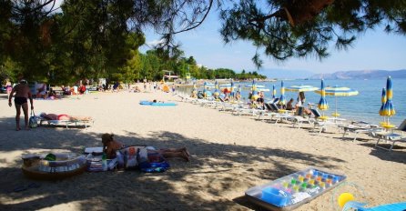 PLJUŠTE KAZNE, TURISTI OPREZ: Ako ovog ljeta budete nosili OVO NA NOGAMA možete platiti 2.500 eura!