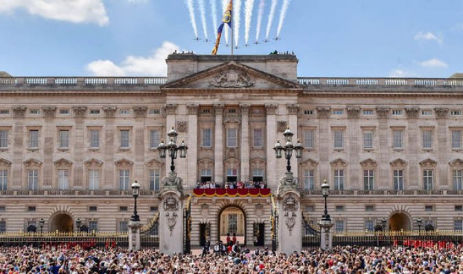 queen-birthday-parade-2018-crowds-buckingham-palace-1374089